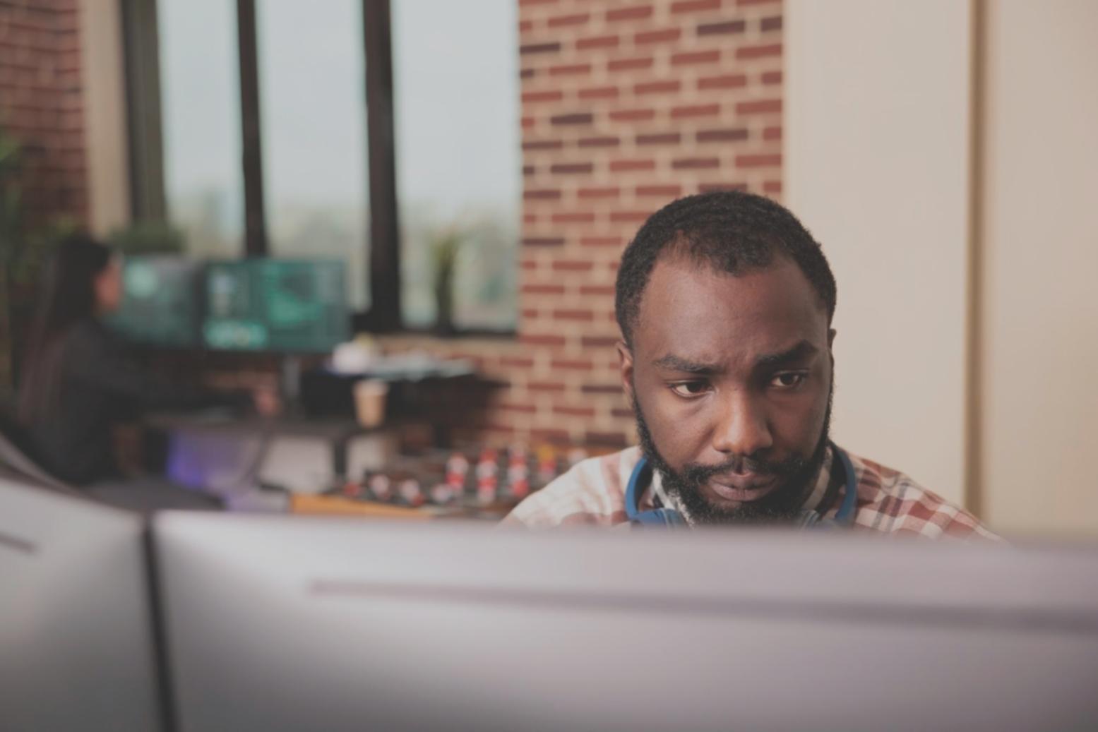 Espacio de trabajo moderno con herramientas de diseño digital